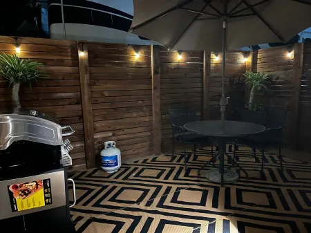 Luxury Guesthouse in Quiet Neighborhood 5 Min from the Beach!