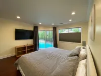 Luxury Carbon Neutral 4-Suite Home w/ Pool, Laundry Hotels in Campbell