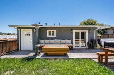 Exquisite 3-bedroom home with hot tub & firepit Hotels near Reinhardt Redwood Regional Park