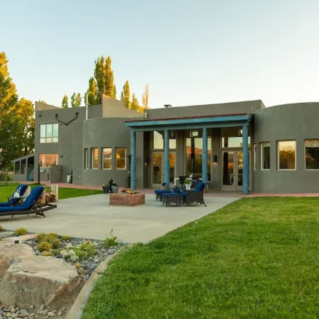 Luxury stay on lake with hot tub and pickleball