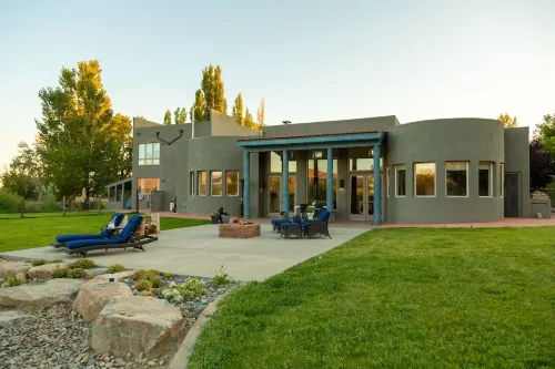 Luxury stay on lake with hot tub and pickleball