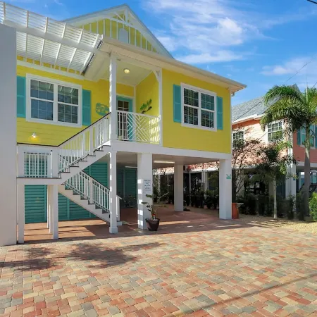 DIRECT WEEKI WACHEE RIVER FRONT! NEW CUSTOMHOME! WELCOME TO RIVER MARGARITAVILLE