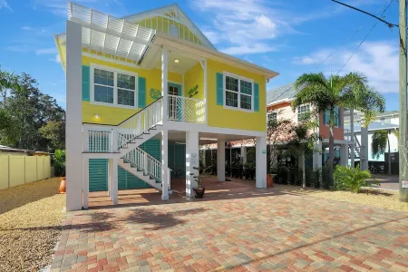 DIRECT WEEKI WACHEE RIVER FRONT! NEW CUSTOMHOME! WELCOME TO RIVER MARGARITAVILLE