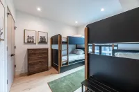 Steps to lift.New Construction 2 bd/2 bath in the heart of Schweitzer Village.  호텔