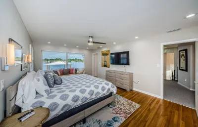 Boat house on the gulf - 4 bedrooms / 3 bathrooms