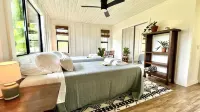 Relaxing 4-Bedroom Farmhouse Retreat on Working Farm Hotel dekat Kohala Mountain Range