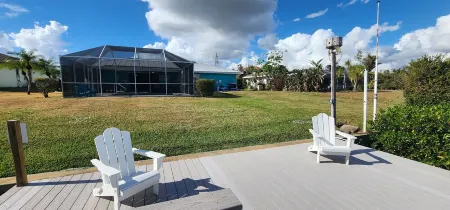 'Fully Updated and New' Waterfront Pool home with boat lift in paradise Отели рядом с достопримечательностью «Кидстар Парк»