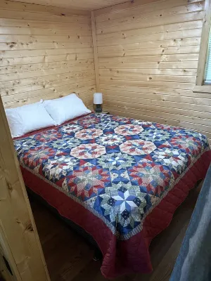Green cabin close to University of Central Missouri and Whiteman AF Base