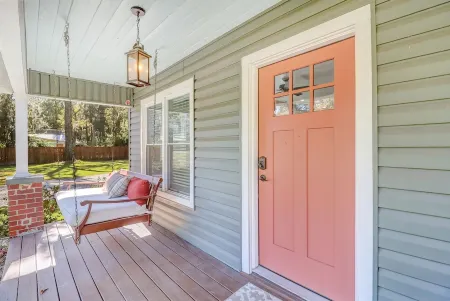 Modern 3 Br Bungalow Sleep 8, Family/Pet Friendly, 15 Min from Downtown/Outlets