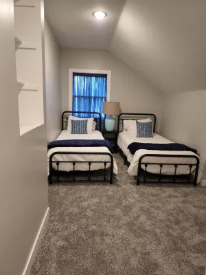 Walking Distance to Aggieville, K-State, and City Park! Flint Hills Discovery Center附近的飯店