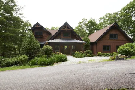 Highlands Hideaway 5 minutes to downtown Отели рядом с достопримечательностью «Трейлхед фор Йеллоу Маунтин Трейл»