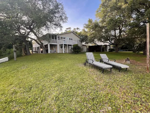 Charming Waterfront Cottage – Private Dock, Panoramic Views, and Park Passes! Hotels in Murrells Inlet