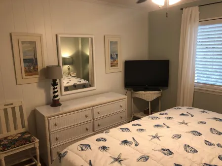 NEW 2 Bed/Bath Beachfront Property w/ 3 Restaurants