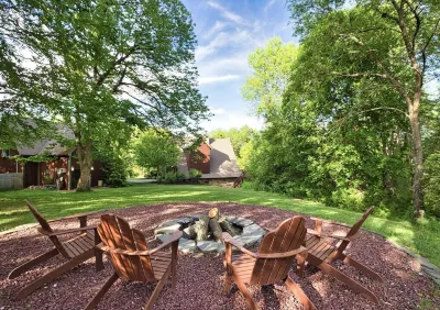 Family and Dog Friendly Home near historic racetrack and downtown w/ a fire pit. Saratoga Monument 주변 호텔