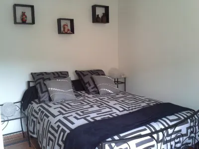 Apt. T1 Bis in town on the 1st floor of a residence with terrace carractère Hotel in zona Maison de l'eau et Fontaine des Chartreux