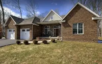 Spacious Open Concept City Oasis with Pool 유니스 O 에스포지토 공원 주변 호텔