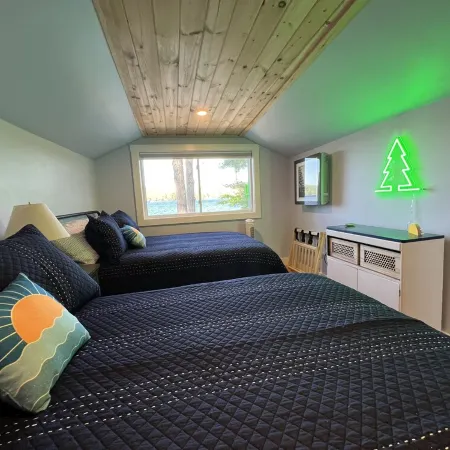 Cabin at Sunshine-Situated on the Sandy Shore of Long Lake