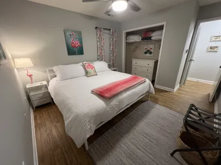 Sunnyside Villa-Free Beach Pass! 2 King Bedrooms, Garage, Near Marshwalk!