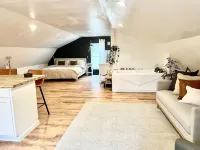 cozy romantic getaway private woody area 5 mins from hiking trails
