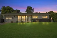 Fort Adobe 10 mins to Airport Large fenced Yard Hotels near Clark College, Columbia Tech Center