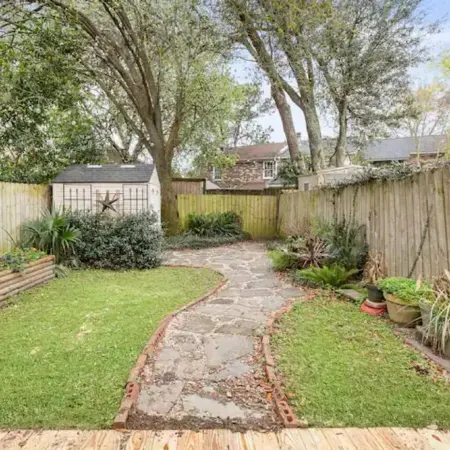 Entire townhouse- 10mins to beaches or downtown