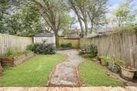 Entire townhouse- 10mins to beaches or downtown