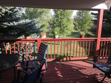 This spacious single home combines modern amenities with a cozy mountain feel