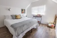 Lancaster/Millersville~ Comfy 4 Bedroom Single Home with 2 Bedrooms on 1st Floor