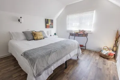 Lancaster/Millersville~ Comfy 4 Bedroom Single Home with 2 Bedrooms on 1st Floor