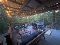 Wister Ridge Aframe Cabin - Sleeps 6 and just 3 minutes from the lake! Hotels in Poteau