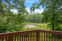 Our pondside cabin - a charming retreat with modern amenities near Wachusett Mtn