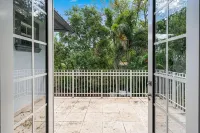 Hot Tub, Pool, Lush Backyard, Outdoor Dining w/BBQ Versace Villa in Miami Shores