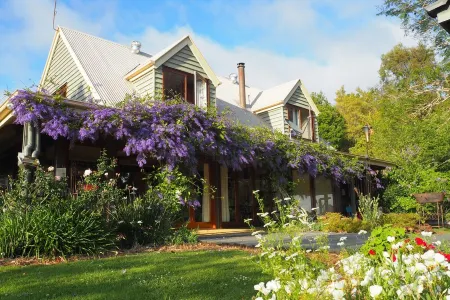 NEAR MONTVILLE ... LATE CHECK-OUT ON SUNDAYS OF 5pm ... when booking a weekend