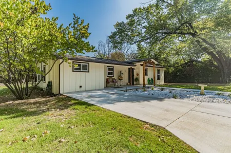 Midterm / Pet Friendly / Back Yard / Close to Square / Free Parking / WiFi / BBQ