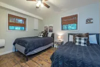 Hot Tub+Fire Pit, Fireplace, Grill, WiFi, Resort Access, Pet Friendly, Skiing!