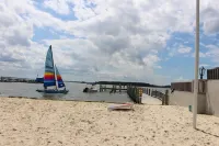 Charming Beachfront Townhome-Screen Porch-Sundeck-Beach and 4 Parking Spots!