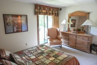 Cozy 2BR/2BA at Seven Springs Mtn Villas; sleeps 10 for ski, golf, play, relax! Hotels in 
