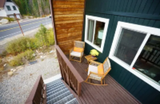 WALK TO BRIGHTON + PRIVATE HOT TUB + MOUNTAIN VIEW