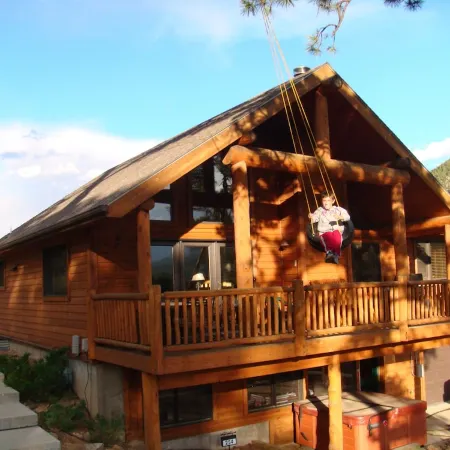 Luxurious Cabin with Mountain & River Views, Hot Tub, 2 blocks to downtown. 3282
