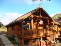 Luxurious Cabin with Mountain & River Views, Hot Tub, 2 blocks to downtown. 3282 - شاليه
