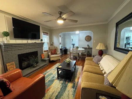 Charming 2-bedroom Bungalow - Close to Everything!