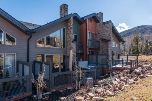 Family friendly 3 bdrm, hot tub, close to Canyons Village, interior designed