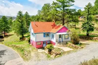 Vintage Cabin with Hot Tub, Convenient in-Town Location & Mountain Views3511 - 2-نجوم