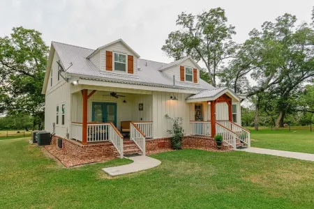 Ren Farmhouse! 17 acres | Game Barn! | 10 mi to Wed Venues! Отели рядом с достопримечательностью «Tower 3»