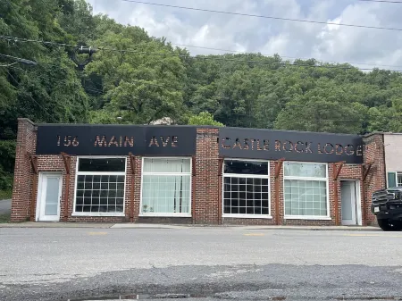 Large trail riders' retreat with personality, sleeps 12, minutes from trails