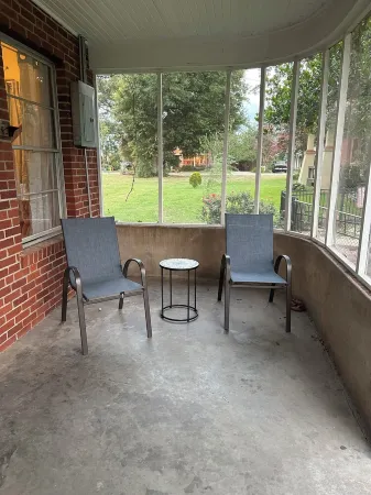 Spacious 4-Bdrm house in Ruston with WiFi and AC & Wonderful front & back porch Отели в г. Растон