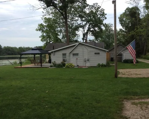 Cozy little cottage on beautiful Pine Lake Hotels in Barry County