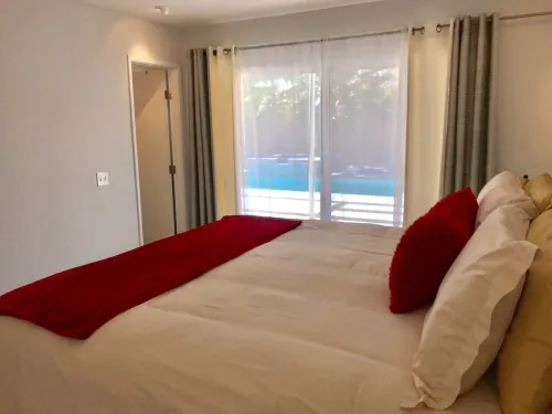 Luxurious, heated pool, jacuzzi and firepit