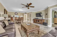 2BR Comfortable Condo with Easy Beach Access