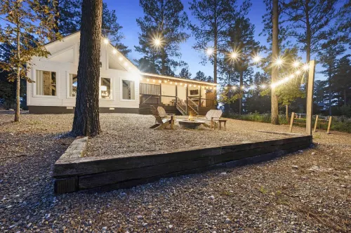 Romantic, Broken Bow farmhouse cabin🌲HOT TUB🌲Huge swaying pines 🌲King bed - Romantic